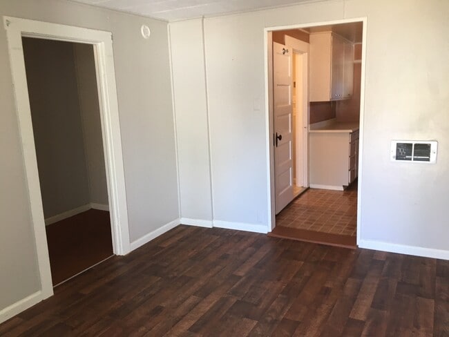 Building Photo - 1 Bedroom Unit in Triplex  Near Downtown and Campus