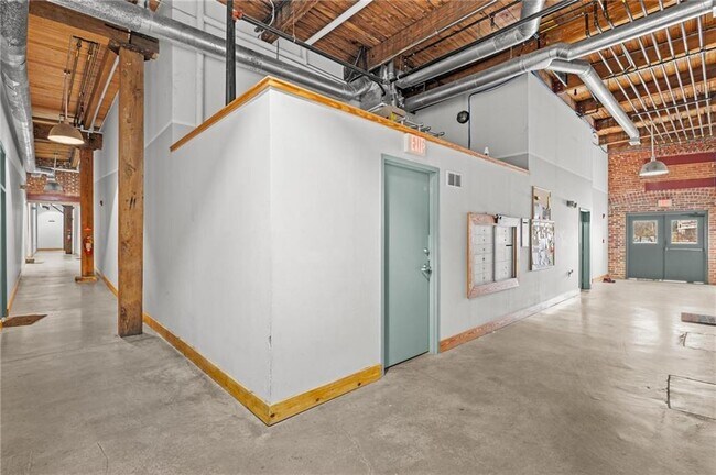 Building Photo - 644 Wells St SW