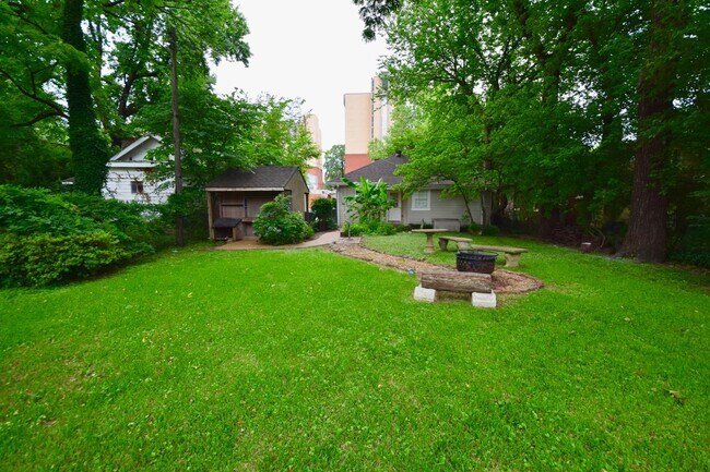 Building Photo - DARLING charmer with 3 beds and 2 baths near the U of M.