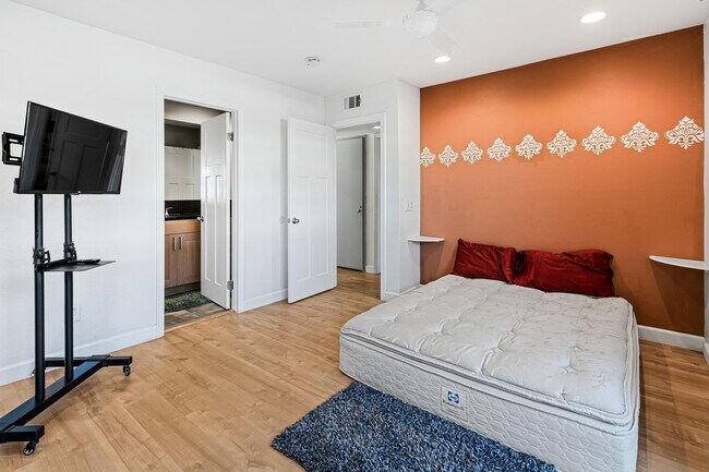 Building Photo - 1950 S Palm Canyon Dr