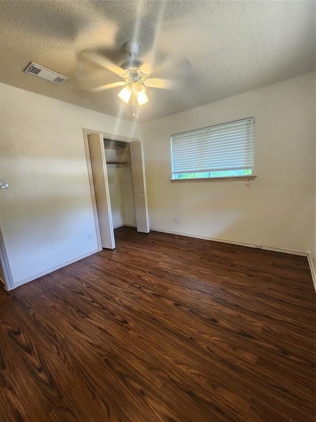 Building Photo - 2900 Lovell Dr