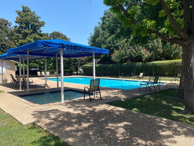 Building Photo - 3 bedroom w/ attached Garage!