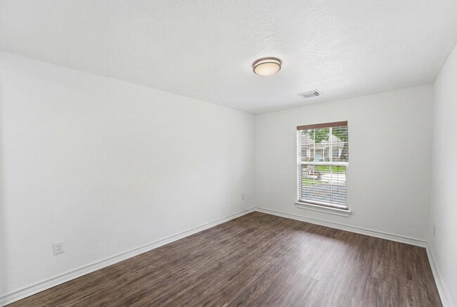 Building Photo - 2044 Des Jardines St
