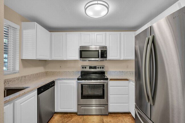 Building Photo - Water/Sewer/Garbage/One Parking Space Included