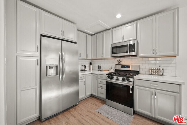 Building Photo - 2227 Alsace Ave