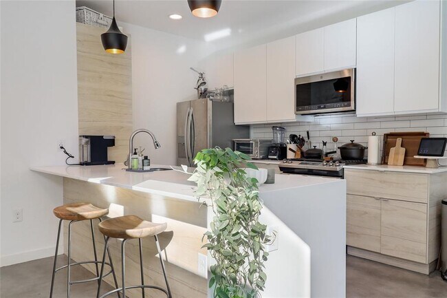 Building Photo - 2709 E 14th St