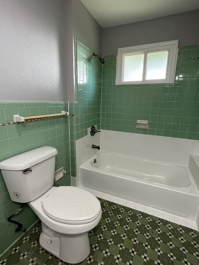 Building Photo - Tulsa: 3 bedroom house On A Private Road