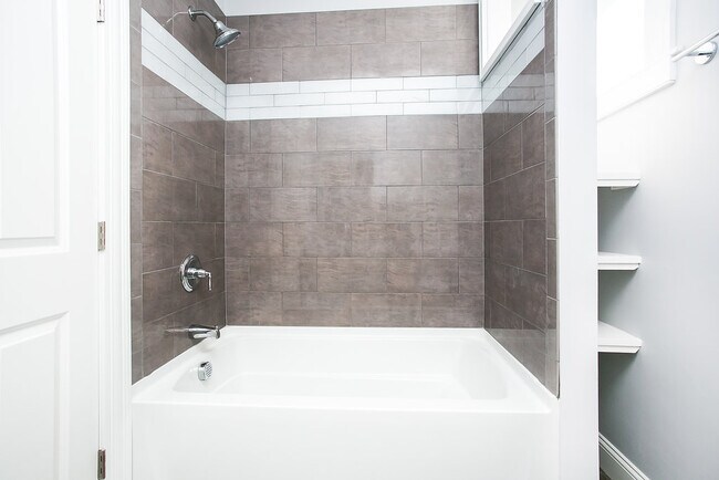 Bathroom - full size tub/shower - 12 Lincoln St