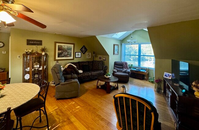 Building Photo - 13 Blunt Dr