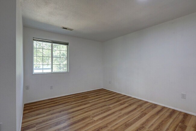 Building Photo - 10028 NE 139th St