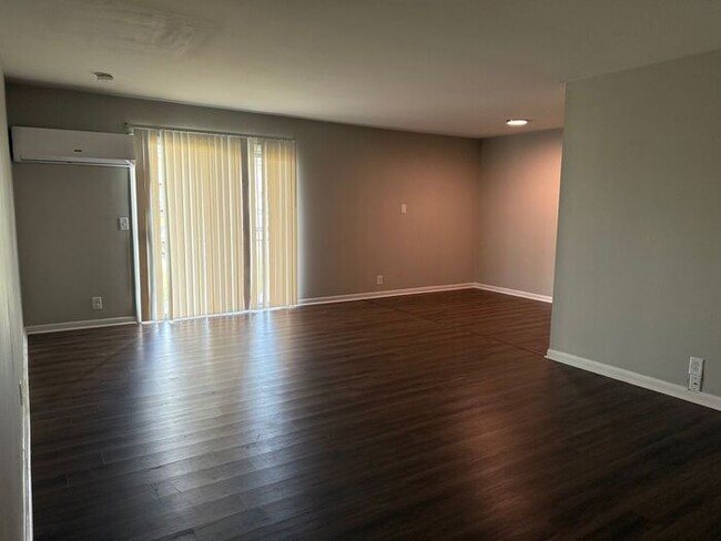 Building Photo - Remodeled 1 Bedroom Apartment!!! Walk to t...