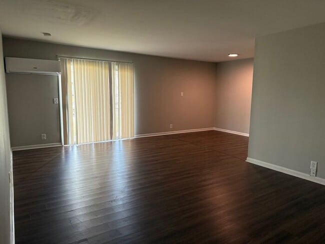 Building Photo - Remodeled 1 Bedroom Apartment!!! Walk to the Square or Steps from Sumner Regional Hospital