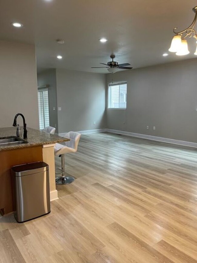 Building Photo - Lovely Townhouse in Great Location