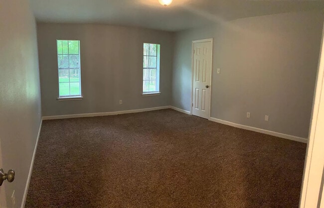 Building Photo - 710 Carriage Dr