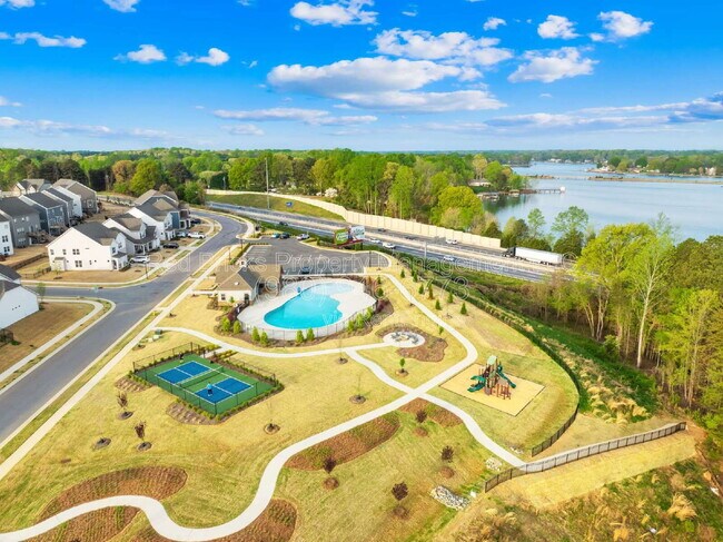 Building Photo - 104 Winterberry St