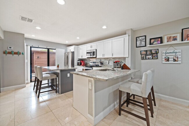 Building Photo - 6187 Laurel Ln