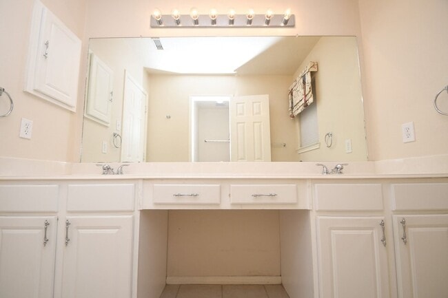 Building Photo - 10430 Sanibel Falls Ct