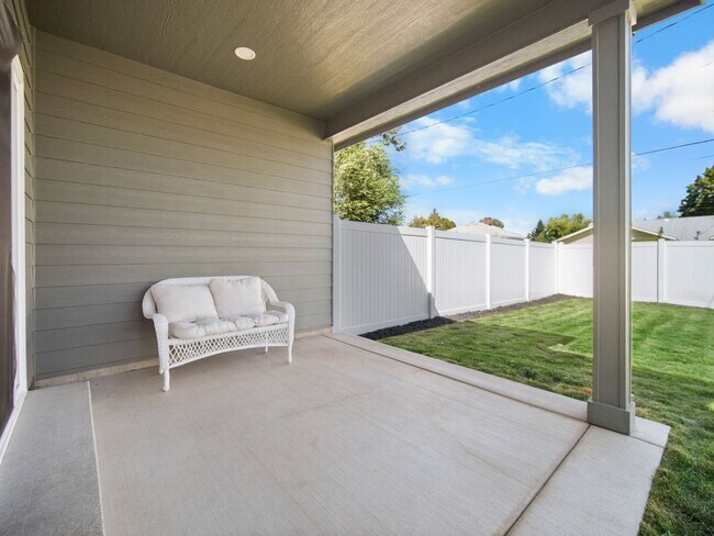 Building Photo - 3-Bedroom Home with Private Garage and Fen...