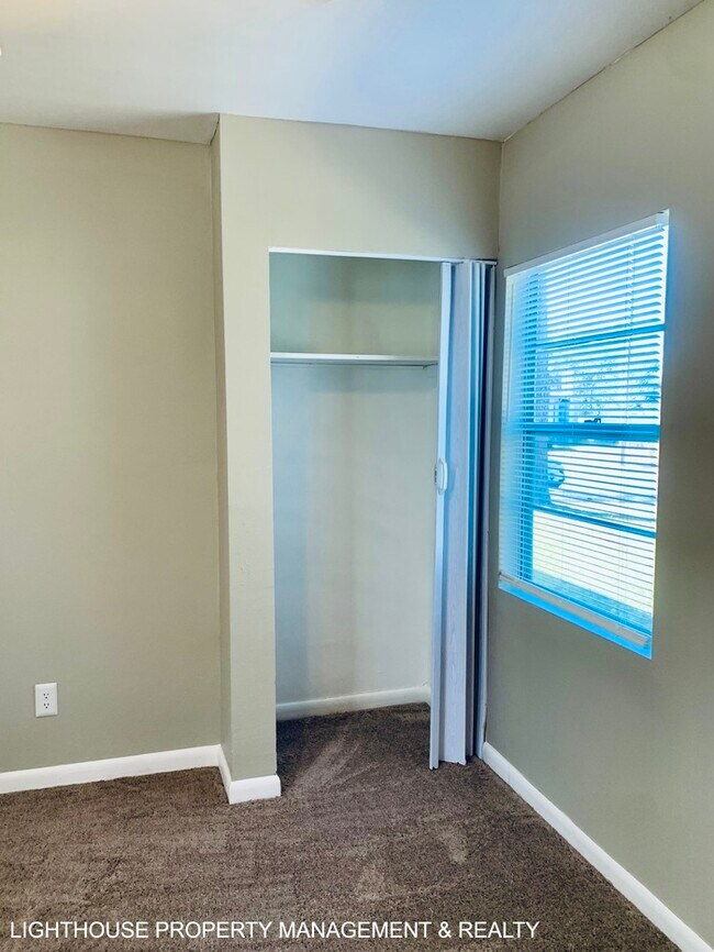 Building Photo - Large 4 Bed/1.5 Home with New Kitchen!