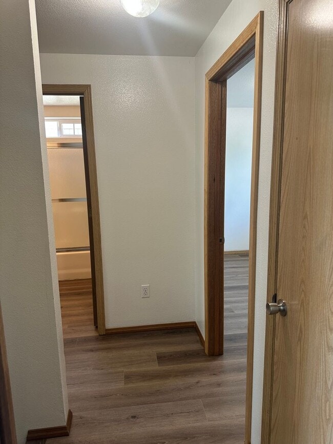 Building Photo - Freshly updated 3 bedroom 2 bathroom duple...