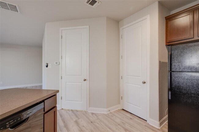 Building Photo - 5701 Cougar Dr