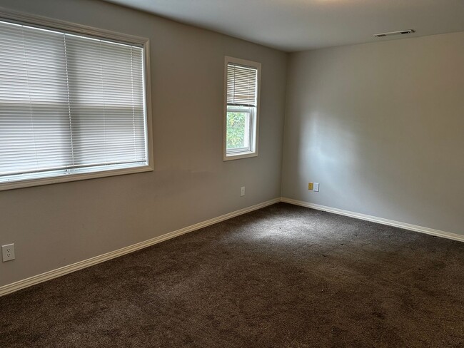 Building Photo - Very Spacious 1 Bedroom Upstairs Unit With A Private Deck