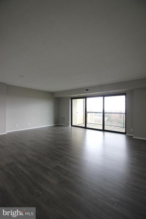 Building Photo - 307 Yoakum Pkwy