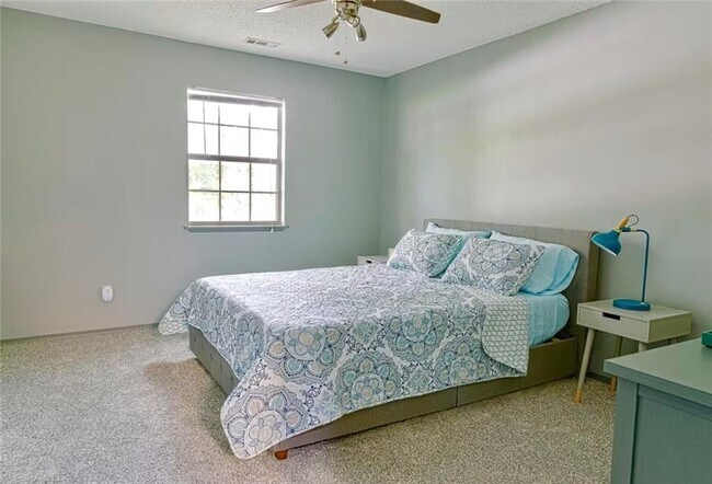 Building Photo - 106 NW Park St