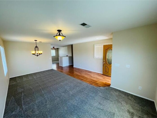 Building Photo - 27970 Sunlight Ct