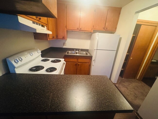 Building Photo - Large 1 Bedroom Apartment Available!