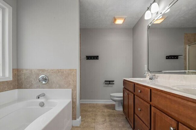 Building Photo - 4 Bedroom 2.5 Bath Home