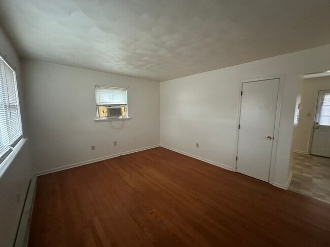 Building Photo - Fabulous Duplex