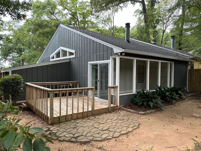 Building Photo - Beautifully maintained 2/1 in Brewster Est...