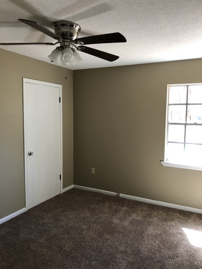 Building Photo - 3 Bed 1 Bath Home Available Soon !