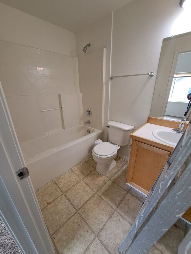 Building Photo - Fresh 3 bedroom - New Carpet new paint in Quatama area