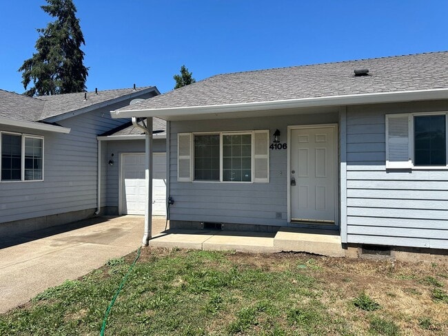 Building Photo - Updated 2 bedroom 2 bath triplex in Spring...