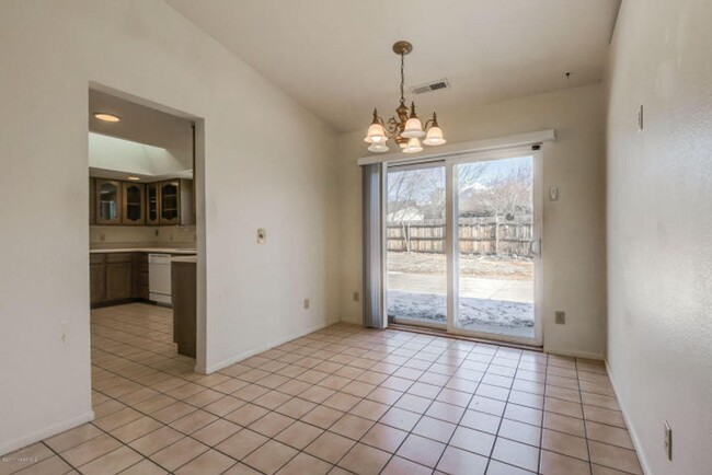 Building Photo - 4 Bed, 2 Bath in CHESHIRE!! Amazing Peak V...