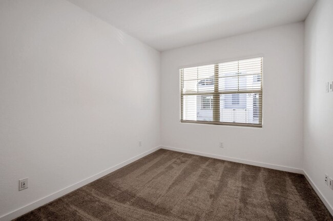 Building Photo - Like Brand New Luxurious Modern 3 Bedroom ...