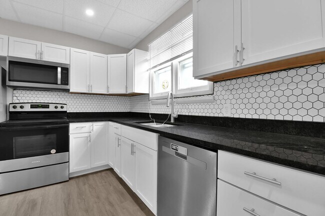 Building Photo - Large Single Family Rental - Available Now