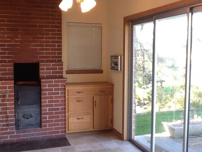 Building Photo - Audubon Area 3 Bedroom 2 Bath Brick Rancher with Spokane River Views