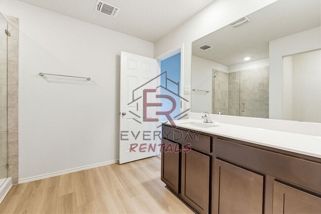 Building Photo - 3 bedroom 2 bath open concept