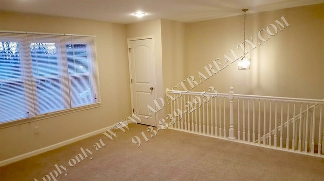 Building Photo - Remodeled 3 Bed 1 Bath Duplex in Overland ...