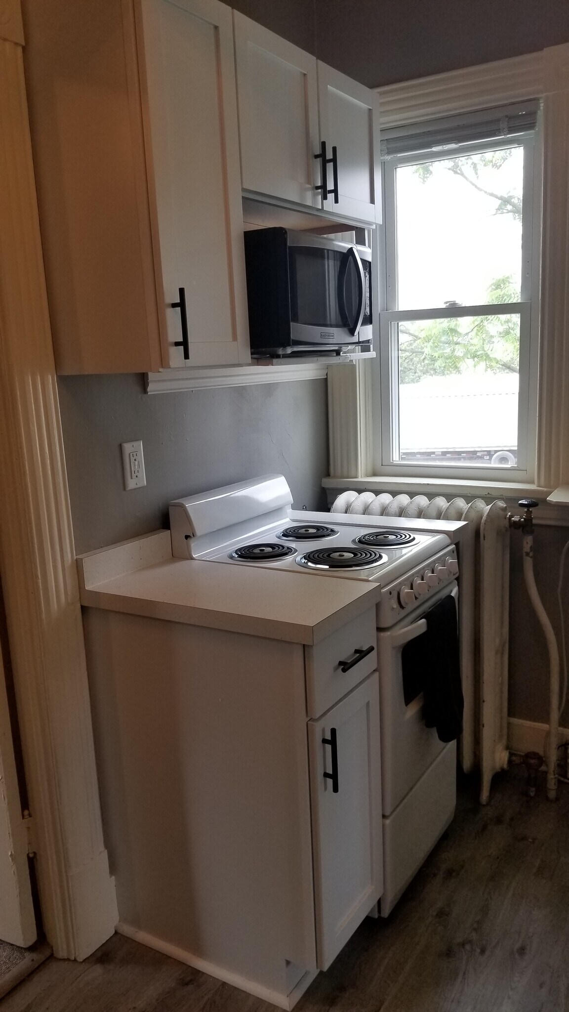 Newer stave, micro, cabinets - 304 Summit Ave