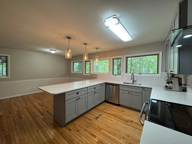 Building Photo - Fantastic 4 Bed 3.5 Bath Townhome With Sun...