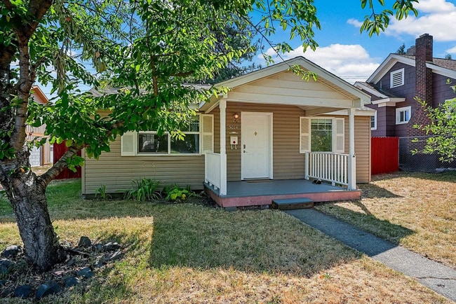 Building Photo - Charming 2 Bed, 1 Bath Rancher w/ Garage! ...