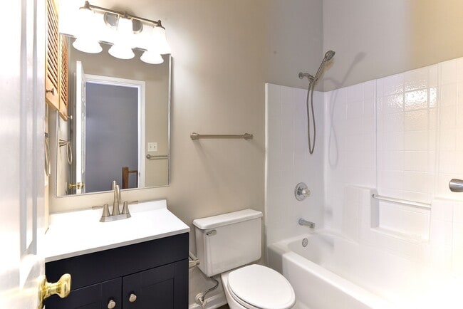 Building Photo - Convenient Coventry Townhome