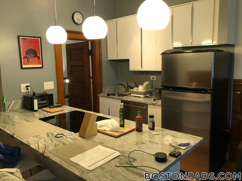 Building Photo - 849 Beacon St