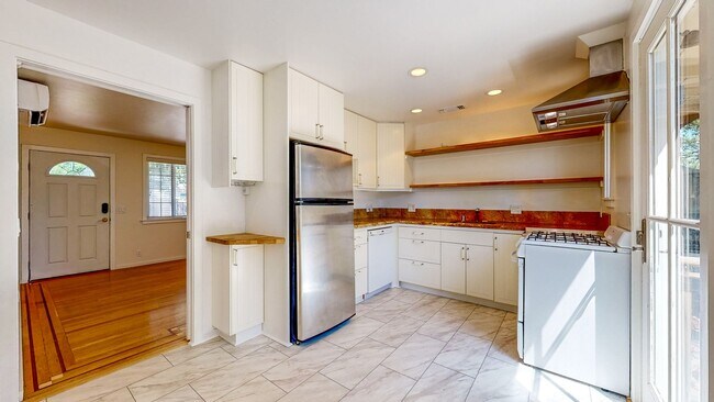 Building Photo - Beautiful 2 Bedroom 2 Bathroom Single Fami...