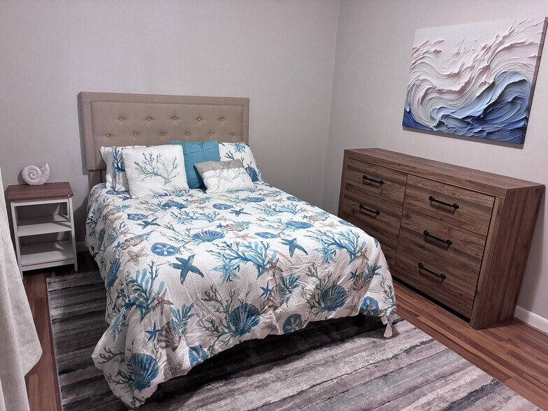 Queen bed with dresser and closet - 1026 N Jefferson St