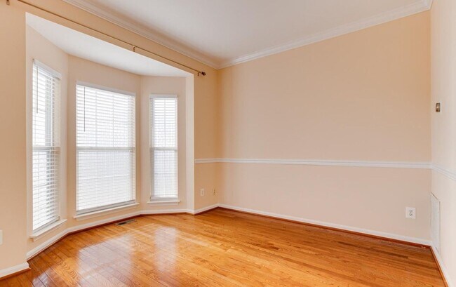 Building Photo - Charming Abingdon Townhome with Modern Upgrades!